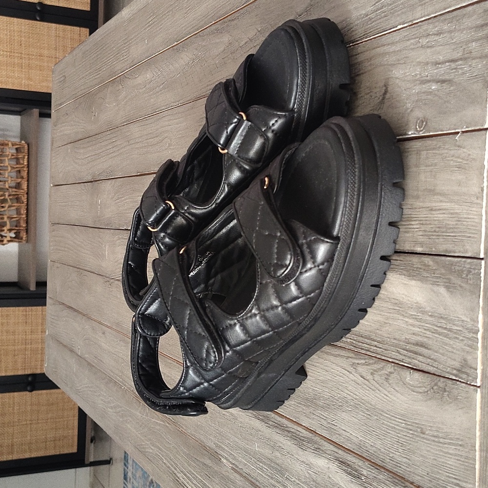 New Forever 21 Black Chunky Platform Sandals Size Women's 10